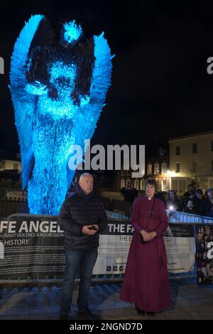 Gloucester, Royaume-Uni. 18th févr. 2023. Nick Gazzard, le père de Holly Gazzard et Rachel Treweek, évêque de Gloucester.les gens se rassemblent autour de l'Ange du couteau à l'extérieur de la cathédrale de Gloucester pour se souvenir de Holly Gazzard qui a été assassiné par un ancien ami ce jour en 2014. La famille de Holly est depuis devenue des militants contre les abus domestiques en favorisant l'éducation sur les relations saines avec les écoles et les collèges. L'Ange du couteau est une sculpture de 27ft faite de 100 000 lames saisies par la police. Knife Angel est en tournée nationale pour sensibiliser les gens aux dangers de la criminalité au couteau. Crédit : JMF News/Alay Live News Banque D'Images