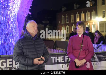 Gloucester, Royaume-Uni. 18th févr. 2023. Nick Gazzard, le père de Holly Gazzard et Rachel Treweek, évêque de Gloucester.les gens se rassemblent autour de l'Ange du couteau à l'extérieur de la cathédrale de Gloucester pour se souvenir de Holly Gazzard qui a été assassiné par un ancien ami ce jour en 2014. La famille de Holly est depuis devenue des militants contre les abus domestiques en favorisant l'éducation sur les relations saines avec les écoles et les collèges. L'Ange du couteau est une sculpture de 27ft faite de 100 000 lames saisies par la police. Knife Angel est en tournée nationale pour sensibiliser les gens aux dangers de la criminalité au couteau. Crédit : JMF News/Alay Live News Banque D'Images