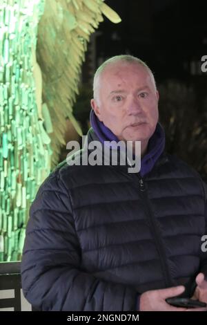 Gloucester, Royaume-Uni. 18th févr. 2023. Nick Gazzard, père de Hollys. Les gens se rassemblent autour de l'Ange du couteau à l'extérieur de la cathédrale de Gloucester pour se souvenir de Holly Gazzard qui a été assassiné par un ancien ami ce jour en 2014. La famille de Holly est depuis devenue des militants contre les abus domestiques en favorisant l'éducation sur les relations saines avec les écoles et les collèges. L'Ange du couteau est une sculpture de 27ft faite de 100 000 lames saisies par la police. Knife Angel est en tournée nationale pour sensibiliser les gens aux dangers de la criminalité au couteau. Crédit : JMF News/Alay Live News Banque D'Images