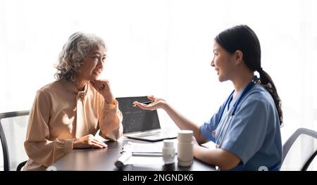 Infirmière asiatique vérifiant l'histoire de la maladie patient âgé soins aux patients âgés et santé mode de vie, concept médical Banque D'Images