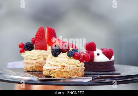 Petits gâteaux aux fruits, desserts à vendre au marché alimentaire de rue des fermiers de Naulavka, sur le front de mer de la Vltava à Prague. Banque D'Images