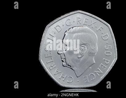 Pièce de 2022 50p avec le premier portrait de pièce du roi Charles III par Martin Jennings. Le revers commémore la vie de la reine Elizabeth II Banque D'Images