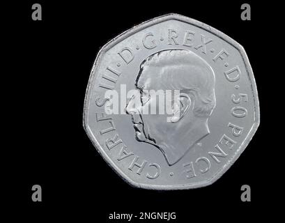 Pièce de 2022 50p avec le premier portrait de pièce du roi Charles III par Martin Jennings. Le revers commémore la vie de la reine Elizabeth II Banque D'Images