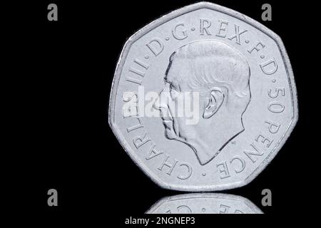 Pièce de 2022 50p avec le premier portrait de pièce du roi Charles III par Martin Jennings. Le revers commémore la vie de la reine Elizabeth II Banque D'Images