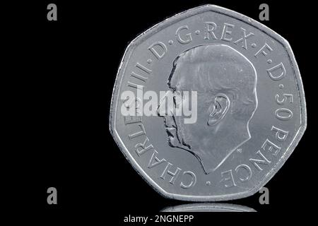 Pièce de 2022 50p avec le premier portrait de pièce du roi Charles III par Martin Jennings. Le revers commémore la vie de la reine Elizabeth II Banque D'Images