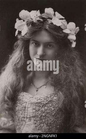 Maude Fealy - photo de Bassano Studio (Londres) 1904 - restauré du Rotary original 1861 Une carte postale par le photographe du Montana Banque D'Images