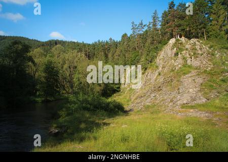 La rivière traverse les zones du parc national du Paradis slovaque. Slovaquie Banque D'Images