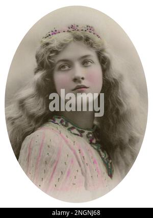 Maude Fealy comme 'Fair Rosamund' dans 'Becket' - photo de Lallie Charles (Londres) 1904 ou 1905 - restauré à partir de la carte postale originale de la série Davidson Brothers 1455, posté le 3 mars 1906 Lancaster Angleterre, par Montana Photographer Banque D'Images