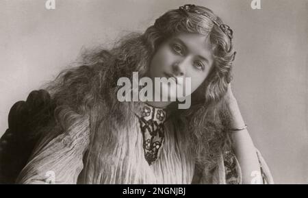 Maude Fealy comme 'Fair Rosamund' dans 'Becket' - photo de Philco Studio (Londres) 1904 ou 1905 - restauré à partir de la carte postale Philco 3107 E originale par le photographe Montana Banque D'Images