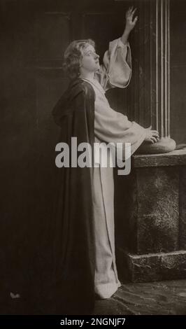 Maude Fealy comme 'Fair Rosamund' dans 'Becket' - photo de Philco Studio (Londres) 1904 ou 1905 - restauré à partir de la carte postale Philco 3106 E originale par le photographe Montana Banque D'Images