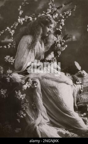 Maude Fealy comme 'Fair Rosamund in Her Bower' de 'Becket' - photo de Philco Studio, Londres, 1904 ou 1905 - restauré à partir de la carte postale Philco 3106 C originale, posté Édimbourg Écosse 8 nov 1906, par Montana Photographer Banque D'Images