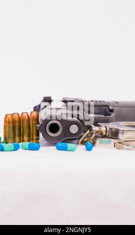 9mm pistolet, balles, clip, menottes et médicaments avec espace de copie, vertical Banque D'Images