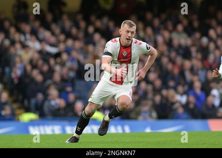 Londres, Royaume-Uni. 18th févr. 2023. James Ward-Prowse du FC Southampton pendant le match de première ligue de Chelsea contre Southampton à Stamford Bridge London crédit: MARTIN DALTON/Alay Live News Banque D'Images