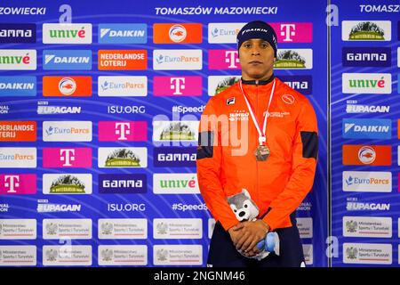 TOMASZOW MAZOWIECKI, POLOGNE - FÉVRIER 18 : Dai Dai N' TAB des pays-Bas lors de la cérémonie de remise des médailles après avoir participé à la division hommes a 500m lors des finales de la coupe du monde de patinage de vitesse de l'UIP sur 18 février 2023 à Tomaszow Mazowiecki, Pologne (photo d'Andre Weening/Orange Pictures) Banque D'Images