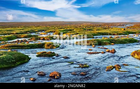 Magnifique lac mystique avec de nombreuses roches couvertes de mousse verte et des pierres au soleil du soir - lac Myvatn, montagnes d'Islande Banque D'Images