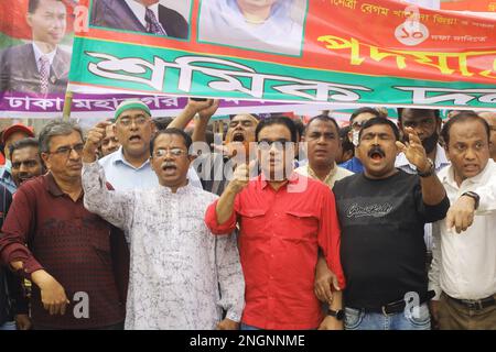 Dhaka, Dhaka, Bangladesh. 17th févr. 2023. Vendredi, les dirigeants et les activistes des unités de Dacca au sud et au nord du BNP ont fait des processions silencieuses massives et distinctes dans la capitale pour faire rentrer la demande de 20 points du parti, y compris la tenue des prochains sondages sous un gouvernement indépendant. Les organisateurs ont déclaré que le programme de mars était également destiné à enregistrer les protestations du parti contre la hausse des prix de l'énergie, du gaz et des articles essentiels, la répression sur l'opposition et la pression croissante sur le gouvernement pour libérer sans aucune condition le président du parti Khaleda Zia. ( Banque D'Images