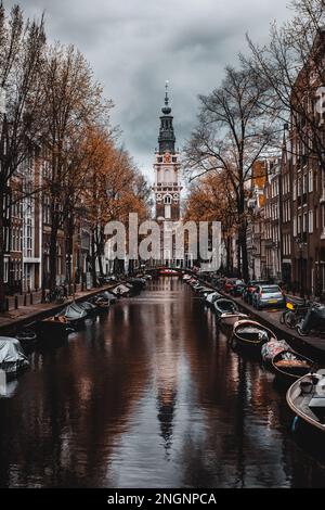 Réflexions de l'église protestante de Zuiderkerk dans l'un des célèbres canaux d'Amsterdam dans le quartier Nieuwmarkt d'Amsterdam, la capitale des pays-Bas Banque D'Images