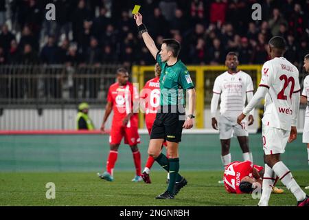 Antonio Rapuano (Referee) montre la carte jaune pendant le championnat italien série Un match de football entre AC Monza et AC Milan sur 18 février 2023 au stade U-Power à Monza, Italie - photo Morgese-Rossini / DPPI Banque D'Images