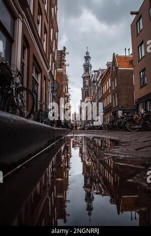 Pupple réflexions du Zuiderkerk, une église protestante datant de 17th ans dans le quartier Nieuwmarkt d'Amsterdam, la capitale des pays-Bas. Banque D'Images