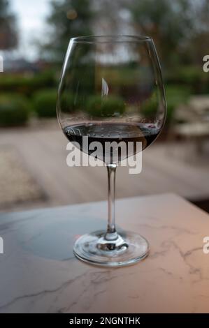 Dégustation de vins rouges de reserva rioja, visite de cave à Haro, capitale de la région viticole de Rioja, Espagne Banque D'Images