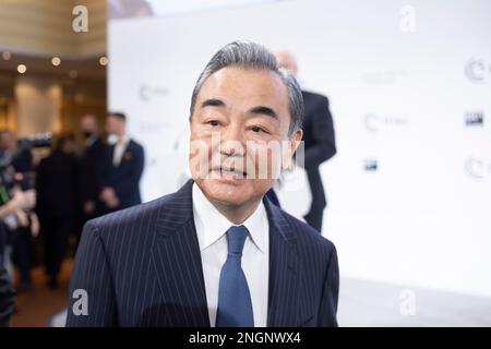 Munich, Allemagne. 18th févr. 2023. Le ministre chinois des Affaires étrangères, Wang Yi, a fait suite à son allocution à la Conférence de Munich sur la sécurité à l'hôtel Bayerischer Hof 18 février 2023 à Munich, en Allemagne. Credit: Lukas Barth-Tuttas/MSC/Lukas Barth-Tuttas/MSC/Alay Live News Banque D'Images