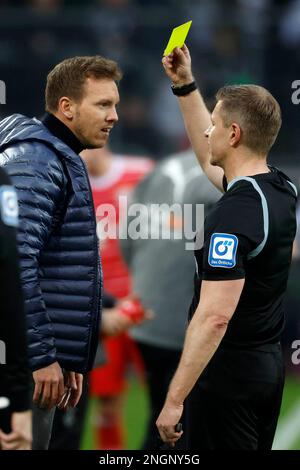 Mönchengladbach, Deutschland, 1. Ballon de fussball Bundesliga 21. Spieltag Borussia Mönchengladbach - FC Bayern München 3-2 Schiedsrichter Tobias WELZ re.- ze Banque D'Images