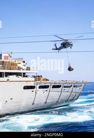 230217-N-IX644-1079 MER MÉDITERRANÉE (17 février 2023) un hélicoptère MH-60s Nighthawk relié à l'Escadron de combat en mer (HSC) 5, dépose des filets de cargaison du porte-avions de la classe Nimitz USS George H. W. Bush (CVN 77) lors d'un réapprovisionnement en mer avec le navire de soutien de combat rapide de la classe d'approvisionnement USNS Arctic (T-AOE 8), 17 févr. 2023. Carrier Air Wing (CVW) 7 est la composante aérienne et de grève offensive du Carrier Strike Group (CSG) 10, George H.W. CSG de bague. Les escadrons du CVW-7 sont le Strike Fighter Squadron (VFA) 86, le VFA-103, le VFA-136, le VFA-143, le Electronic Attack Squadron (VAQ) 140, Carrier Banque D'Images