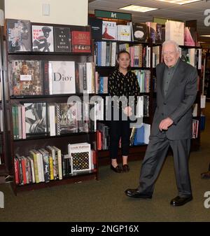 Manhattan, États-Unis d'Amérique. 26th mars 2018. NEW YORK, NY - MARS 26 : ANCIEN ÉTATS-UNIS Le président Jimmy carter sourit lors d'un événement de signature de livre pour son nouveau livre « Faith: A Journey for All » à la librairie Barnes & Noble de Midtown Manhattan, 26 mars 2018 à New York. Carter, 93 ans, est un auteur prolifique depuis son départ en 1981, publiant des dizaines de livres. Personnes: Jimmy carter crédit: Storms Media Group/Alay Live News Banque D'Images