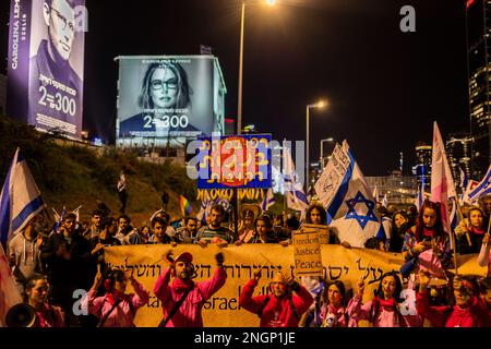 Tel Aviv, Israël. 18th févr. 2023. Les Israéliens participent à une manifestation contre la réforme du système juridique prévue par le gouvernement. Crédit : Ilia Yefimovich/dpa/Alay Live News Banque D'Images