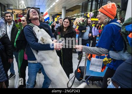 SCHIPHOL - membres des équipes néerlandaises des organisations coopérantes de chiens de secours (SRO) à leur retour aux pays-Bas à l'aéroport de Schiphol. L'équipe a contribué à la recherche de survivants de séismes majeurs en Turquie et en Syrie dans la région turque de Hatay au cours de la semaine dernière. ANP EVERT ELZINGA pays-bas sortie - belgique sortie Banque D'Images