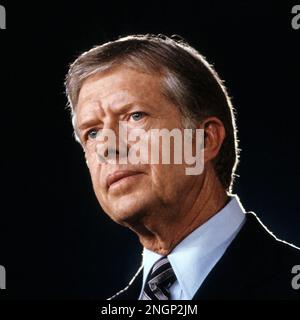 Atlanta, Géorgie, États-Unis. 18th févr. 2023. Le Centre carter a déclaré samedi que l'ancien président Jimmy carter est entré dans les soins palliatifs à domicile. Après une série de courts séjours à l'hôpital, l'homme de 98 ans a « décidé de passer son temps restant à la maison avec sa famille et de recevoir des soins palliatifs au lieu d'une intervention médicale supplémentaire. » Carter était président américain de 39th, en service de 1977 à 1981. PHOTO DU FICHIER PRISE DE VUE LE: 1 avril 1979, New York, New York, Etats-Unis: Le président JIMMY CARTER s'adresse à l'American Newspapers Publishers Association Convention. Credit: Arthur Grace/ZUMAPRESS.com/Alamy Live News Banque D'Images