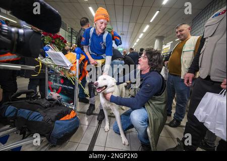 SCHIPHOL - membres des équipes néerlandaises des organisations coopérantes de chiens de secours (SRO) à leur retour aux pays-Bas à l'aéroport de Schiphol. L'équipe a contribué à la recherche de survivants de séismes majeurs en Turquie et en Syrie dans la région turque de Hatay au cours de la semaine dernière. ANP EVERT ELZINGA pays-bas sortie - belgique sortie Banque D'Images