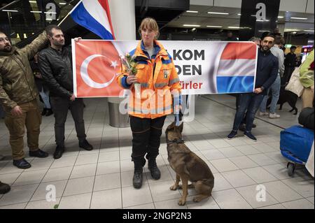SCHIPHOL - membres des équipes néerlandaises des organisations coopérantes de chiens de secours (SRO) à leur retour aux pays-Bas à l'aéroport de Schiphol. L'équipe a contribué à la recherche de survivants de séismes majeurs en Turquie et en Syrie dans la région turque de Hatay au cours de la semaine dernière. ANP EVERT ELZINGA pays-bas sortie - belgique sortie Banque D'Images