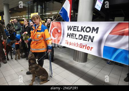 SCHIPHOL - membres des équipes néerlandaises des organisations coopérantes de chiens de secours (SRO) à leur retour aux pays-Bas à l'aéroport de Schiphol. L'équipe a contribué à la recherche de survivants de séismes majeurs en Turquie et en Syrie dans la région turque de Hatay au cours de la semaine dernière. ANP EVERT ELZINGA pays-bas sortie - belgique sortie Banque D'Images