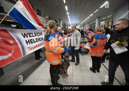 SCHIPHOL - membres des équipes néerlandaises des organisations coopérantes de chiens de secours (SRO) à leur retour aux pays-Bas à l'aéroport de Schiphol. L'équipe a contribué à la recherche de survivants de séismes majeurs en Turquie et en Syrie dans la région turque de Hatay au cours de la semaine dernière. ANP EVERT ELZINGA pays-bas sortie - belgique sortie Banque D'Images