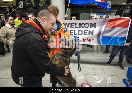 SCHIPHOL - membres des équipes néerlandaises des organisations coopérantes de chiens de secours (SRO) à leur retour aux pays-Bas à l'aéroport de Schiphol. L'équipe a contribué à la recherche de survivants de séismes majeurs en Turquie et en Syrie dans la région turque de Hatay au cours de la semaine dernière. ANP EVERT ELZINGA pays-bas sortie - belgique sortie Banque D'Images