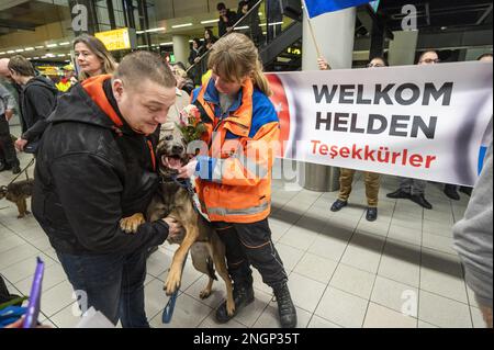 SCHIPHOL - membres des équipes néerlandaises des organisations coopérantes de chiens de secours (SRO) à leur retour aux pays-Bas à l'aéroport de Schiphol. L'équipe a contribué à la recherche de survivants de séismes majeurs en Turquie et en Syrie dans la région turque de Hatay au cours de la semaine dernière. ANP EVERT ELZINGA pays-bas sortie - belgique sortie Banque D'Images