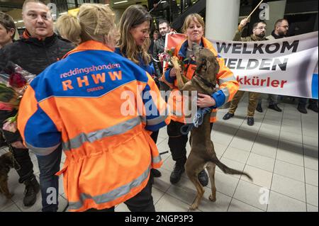 SCHIPHOL - membres des équipes néerlandaises des organisations coopérantes de chiens de secours (SRO) à leur retour aux pays-Bas à l'aéroport de Schiphol. L'équipe a contribué à la recherche de survivants de séismes majeurs en Turquie et en Syrie dans la région turque de Hatay au cours de la semaine dernière. ANP EVERT ELZINGA pays-bas sortie - belgique sortie Banque D'Images