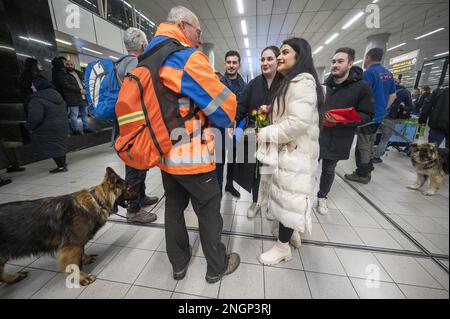 SCHIPHOL - membres des équipes néerlandaises des organisations coopérantes de chiens de secours (SRO) à leur retour aux pays-Bas à l'aéroport de Schiphol. L'équipe a contribué à la recherche de survivants de séismes majeurs en Turquie et en Syrie dans la région turque de Hatay au cours de la semaine dernière. ANP EVERT ELZINGA pays-bas sortie - belgique sortie Banque D'Images