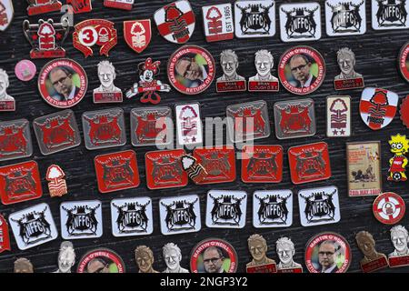 Badges à vendre avant le match de Premier League Nottingham Forest vs Manchester City at City Ground, Nottingham, Royaume-Uni, 18th février 2023 (photo de Gareth Evans/News Images) Banque D'Images