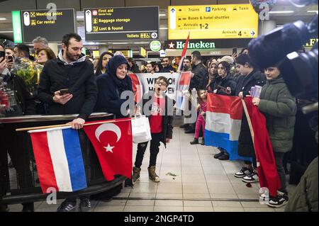 SCHIPHOL - de nombreux Turcs attendent l'arrivée des équipes de secours. Membres des équipes néerlandaises des organisations coopérantes de chiens de secours (SRO) à leur retour aux pays-Bas à l'aéroport de Schiphol. L'équipe a contribué à la recherche de survivants de séismes majeurs en Turquie et en Syrie dans la région turque de Hatay au cours de la semaine dernière. ANP EVERT ELZINGA pays-bas sortie - belgique sortie Banque D'Images