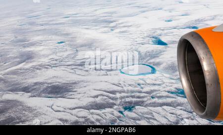 Vue aérienne de la calotte glaciaire du Groenland depuis un vol commercial à destination de Kangerlussuaq, dans l'ouest du Groenland. Banque D'Images