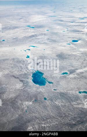 Vue aérienne de la calotte glaciaire du Groenland depuis un vol commercial à destination de Kangerlussuaq, dans l'ouest du Groenland. Banque D'Images