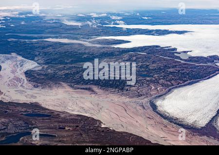 Vue aérienne de la calotte glaciaire du Groenland depuis un vol commercial à destination de Kangerlussuaq, dans l'ouest du Groenland. Banque D'Images