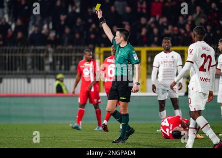 Monza, Italie. 18th févr. 2023. Antonio Rapuano (Referee) montre la carte jaune pendant l'AC Monza vs l'AC Milan, le football italien série A match à Monza, Italie, 18 février 2023 crédit: Agence de photo indépendante / Alamy Live News Banque D'Images