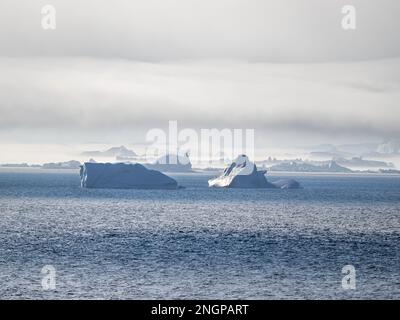 Brouillard sur d'énormes icebergs provenant du Ilulissat Icefjord toronné sur une ancienne moraine terminale à Ilulissat, au Groenland. Banque D'Images