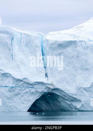 Une grotte formée dans un énorme iceberg du Ilulissat Icefjord, échouée juste à l'extérieur d'Ilulissat, au Groenland. Banque D'Images