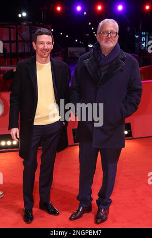 Berlin, Allemagne. 18th févr. 2023. Oliver Berben (l), PDG de Constantin film, et Martin Moszkowicz, également PDG de Constantin film, se tiennent sur le tapis rouge lors de la première du film « un et béton » à la Berlinale. Le film sera projeté dans le gala spécial Berlinale. Le Festival international du film de Berlin 73rd se déroule jusqu'à 26 février 2023. Credit: Jörg Carstensen/dpa/Alay Live News Banque D'Images