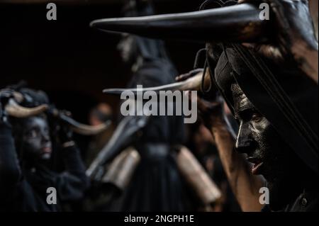 Luzon, Espagne. 18th févr. 2023. Des gens avec leurs visages, leurs bras et leurs mains couverts d'huile et de suie, portant des cornes de taureau et des cloches de vache, représentant le diable lors d'un festival traditionnel de carnaval. Chaque année, le petit village de Luzon, à Guadalajara, accueille un festival de carnaval appelé « Diablos y Mascaritas » (Devils et masques). Le carnaval qu'il est censé dater de l'époque celtique, bien que la première référence écrite documentant le Carnaval de Luzon soient du 14th siècle. Credit: Marcos del Mazo/Alay Live News Banque D'Images