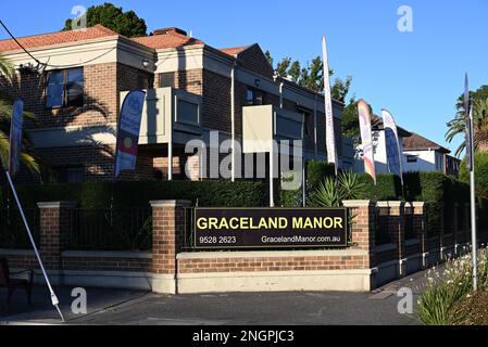 Extérieur de l'établissement de soins pour personnes âgées de Graceland Manor, avec divers signes faisant la promotion d'une institution multiculturelle Banque D'Images